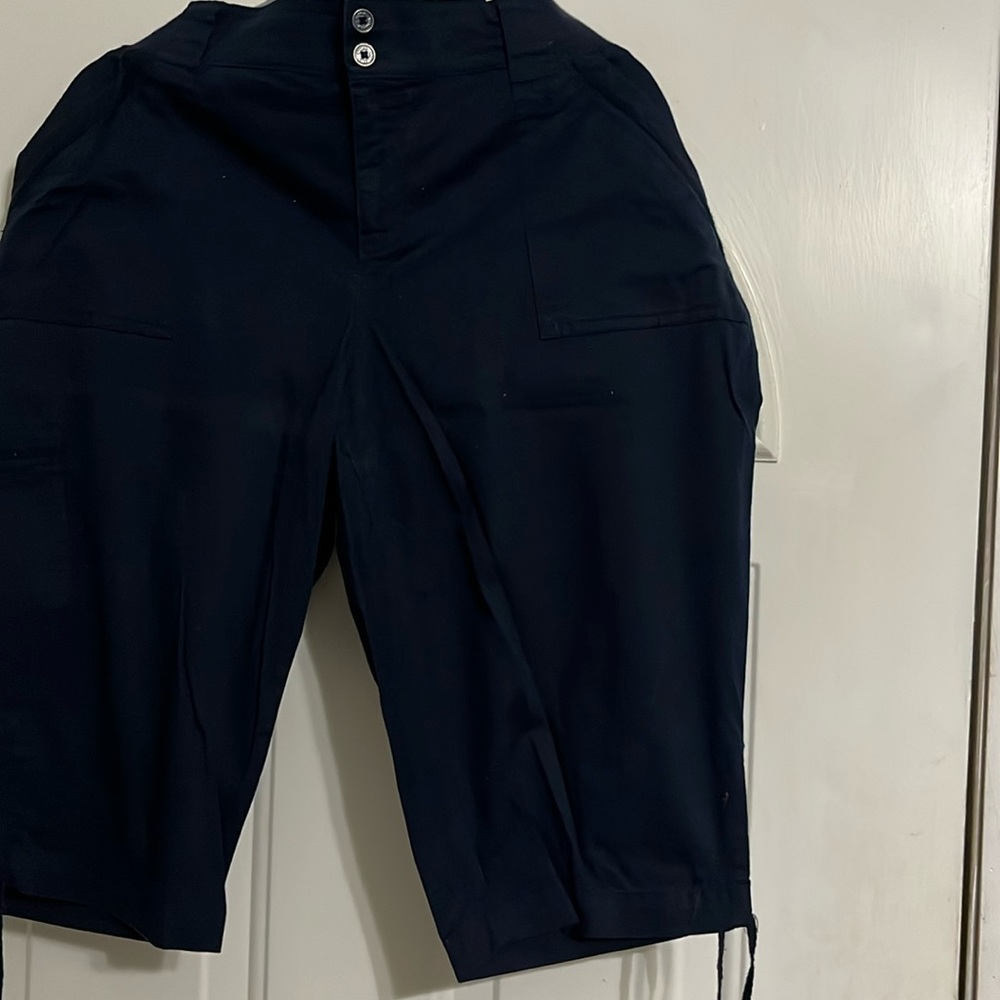 Navy capris.